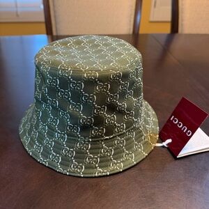 New Authentic Gucci GG Logo Bucket Hat Green